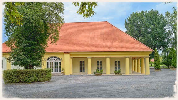 Areál zámku Úmonín.