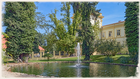 Park zámku Úmonín.