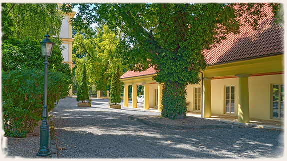 Upravené nádvoří zámku Úmonín.
