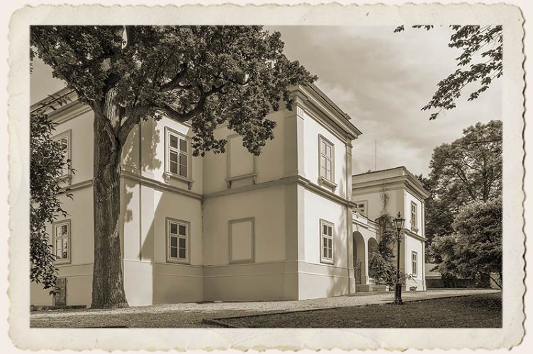 Budova zámku Úmonín.